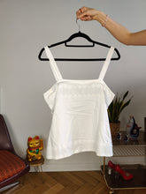 Load image into Gallery viewer, Vintage cotton spaghetti strap top white sleeveless floral embroidery 42 M-L
