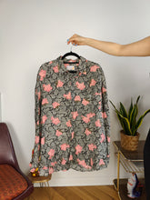 Load image into Gallery viewer, Vintage 100% silk shirt blouse black white roses pattern print long sleeve button up Le Canard women unisex men L
