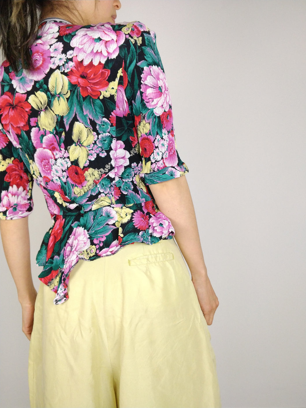 The Botanical Garden | Vintage floral flower pattern red pink yellow short sleeve crinkle blouse Yessica XS-S